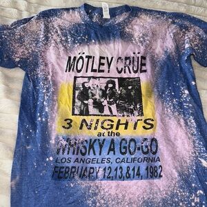 Size small, motley Crue concert tee